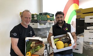 Claudio Vendramin (links) und Mahsum Kara (rechts) bieten seit Kurzem gerettete Lebensmittel in der Recyclingbörse Herford an. - Fabia Lulis Claudio Vendramin (links) und Mahsum Kara (rechts) bieten seit Kurzem gerettete Lebensmittel in der Recyclingbörse Herford an. - Fabia Lulis