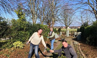 Bettina Osterholt (Mitte) pflanzte im vergangenenJahr mit der Praktikantin Sandra Rudolph (l.), und Drabik Bartosz Stiefmütterchen und Hornveilchen auf dem Friedhof in Bad Holzhausen. - Ludwig-Steil-Hof