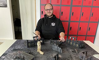 Geschäftsinhaber Dominik Willig zeigt eine typische "Einsteigerlandschaft", auf der man "Star Wars" spielen kann. - Elke Niedringhaus-Haasper
