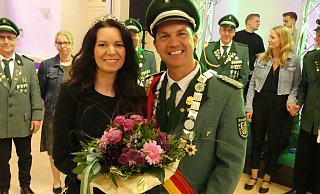 Rene und Tanja Kress sind das neue Königspaar der St.-Josef-Schützenbruderschaft in Anreppen. - Schützen