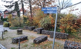 Drei der vorhandenen Gabionen am Warburger Emil-Herz-Platz rücken an den Hang. Sie werden zuwachsen. - Dieter Scholz