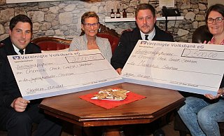 Ein vorzeitiges Weihnachtsgeschenk überreichte Karen Schnurbusch (2. v. l.), Geschäftsführerin von Chemical Check an Matthias Sondermann (v. l.) und Stephan Pollmann von der Jugendfeuerwehr sowie an Anna Sophie Türich von der städtischen Musikschule. - Chemical Check