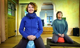 Ulla Aulenbacher Werche (links) und NW-Redakteurin Nicole Hille-Priebe im Meditationsraum. - Andreas Frücht