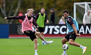 Chris Führich (l) und Mats Hummels beim DFB-Training in Foxborough. - Federico Gambarini/dpa