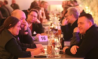 Über so manche Frage beim NW-Pubquiz im Alten Wartesaal des Löhner Bahnhofs grübelten die Teilnehmer. - Ulf Hanke