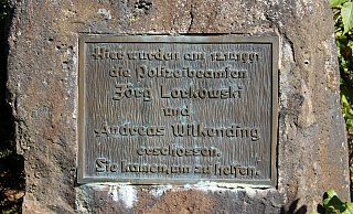 Der Gedenkstein in Erinnerung an die beiden 1991 erschossenen Polizisten Jörg Lorkowski und Andreas Wilkending in der Nähe von Boffzen. - picture alliance / dpa