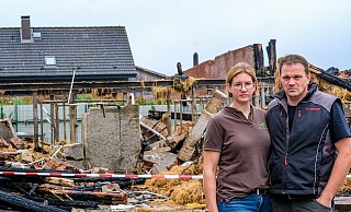 Drei Tage nach dem Großbrand auf dem Pferdehof sind Johanna und Jan-Wilhelm immer noch geschockt. Hier stehen sie vor dem abgebrannten Stall und dem Wohnhaus. Eins ist aber klar: "Pferdehaltung wird hier bei uns weitergehen", sagt der 40-Jährige. - Kathrin Weege