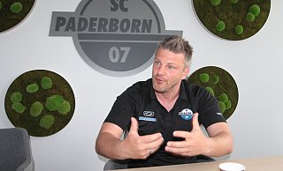 SCP-Coach Lukas Kwasniok zog beim Interview im Trainingszentrum des SC Paderborn eine positive Saisonbilanz und gab Einblicke in seine Karrierepläne. - Uwe Müller