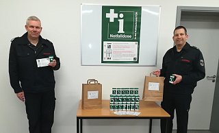 Gerne hätten Löschgruppenführer Tobias Menne (r.) und sein Stellvertretrrrechts Jörg Mikus die kleinen Helfer selbst überreicht. Jetzt wird die Notfalldose samt Informationen an die Haustür gehängt. - FW Bad Driburg