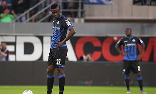 Paderborns Babacar Gueye (l.) zeigt sich enttäuscht nach dem Gegentreffer zum 1:3. Zwei weitere Gegentore sollten noch folgen. - dpa