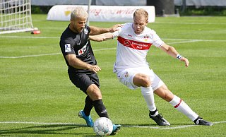 Von 2019 bis 2021 kickte Alban Meha (l.) bereits für Hessen Kassel. Hier ist er in der Regionalligapartie gegen Stuttgart II im Duell gegen Ex-Nationalspieler Holger Badstuber zu sehen. - picture alliance