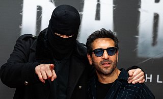 Der Rapper Haftbefehl (links) ist ein Fan großer Posen - hier bei der einer Vorführung zu seiner Dokumentation gemeinsam mit Elyas M\\\'Barek. (Archivfoto) - Christophe Gateau/dpa