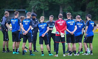 SCP-Coach Lukas Kwasniok bittet seine Mannschaft beim Training am Freitag zur Taktikbesprechung. - Sarah Jonek Fotografie
