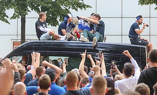 Arminia-Profis fuhren nach dem Saisonabschluss in die City und ließen sich feiern – entgegen fester Absprachen mit der Polizei. - Sarah Jonek