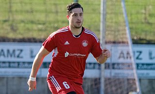Simeon Brakensiek versucht die Abwehr des VfL Schildesche dichtzuhalten. - Andreas Zobe Simeon Brakensiek versucht die Abwehr des VfL Schildesche dichtzuhalten. - Andreas Zobe