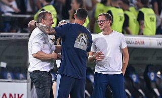Drei wesentliche Säulen für Arminias Erfolg: der kaufmännische Geschäftsführer Christoph Wortmann, Trainer Mitch Kniat und Sport-Geschäftsführer Michael Mutzel (v.l.) freuen sich über den Erstrundentriumph im DFB-Pokal gegen Werder Bremen. - Teresa Kroeger Drei wesentliche Säulen für Arminias Erfolg: der kaufmännische Geschäftsführer Christoph Wortmann, Trainer Mitch Kniat und Sport-Geschäftsführer Michael Mutzel (v.l.) freuen sich über den Erstrundentriumph im DFB-Pokal gegen Werder Bremen. - Teresa Kroeger