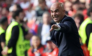 Für ein Selfie auf den Platz stürmen? Das ist «nicht der richtige Weg», findet Martinez. - Friso Gentsch/dpa