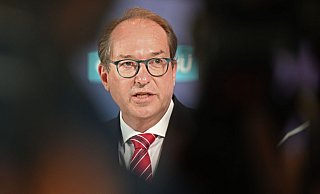 Alexander Dobrindt will auch die Zahlung von Bürgergeld an Kriegsflüchtlinge aus der Ukraine beenden. - Sabina Crisan/dpa