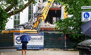 Immer wieder bleiben Passanten vor dem prominenten Gebäudekomplex stehen, beobachten den Fortschritt der Arbeiten, schießen Fotos. - Daniel Salmon Immer wieder bleiben Passanten vor dem prominenten Gebäudekomplex stehen, beobachten den Fortschritt der Arbeiten, schießen Fotos. - Daniel Salmon