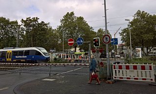 Während der Arbeiten im Fußgängertunnel mussten Passanten am Bahnübergang am Rosentor immer wieder vor geschlossenen Schranken warten. - Hans-Hermann Igges