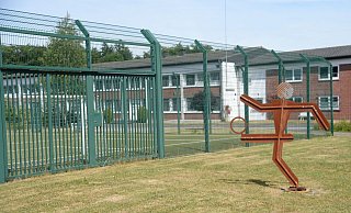 Vor der Unterbringungseinrichtung für Ausreisepflichtige in Büren beginnt die Demonstration, die in Paderborn fortgesetzt wird. - Marc Köppelmann