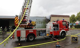 Dichter Rauch: Die Feuerwehr Höxter brachte den Brand im Gewerbegebiet Zur Lüre schnell unter Kontrolle. - Simone Flörke