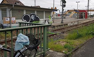 Die hintere Querung: Die Reisenden kommen von der kleinen Straße rechts im Bild und laufen über das letzte Gleis auf das Bahnhofsgelände. Im Hintergrund ist die Behelfsbrücke zu sehen. - Rainer Seifert