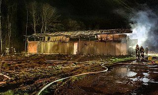 Durch Gummiteile im Inneren der Lagerhalle soll es zu einer starken Rauchentwicklung gekommen sein. - Noah Brümmelhorst