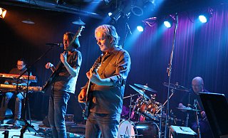 Die Gruppe „GAMP“ mit Andreas Hölscher (Keyboard, v.l.), Marius Maschmeyer (Bass und Gesang), Peer Rustemeier (Gitarre) und Georg Löwe (Schlagzeug) lebte auf der Bühne ihre Leidenschaft für die Musik von Police, Genesis, Sting und Peter Gabriel aus. - Sonja Rohlfing