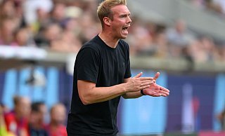 Tommy Stroot ist mit einer xxxxx in seine letzte Bundesliga-Saison als Trainer des VfL Wolfsburg gestartet. - Robert Michael/dpa