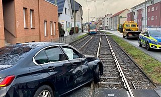 Der 3er BMW blieb nach der Kollision mit der Stadtbahn schwer beschädigt im Gleisbett liegen. - Jens Reichenbach