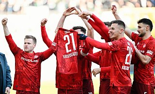 Jubel auf dem Betzenberg: Der FCK gewinnt erneut. - Uwe Anspach/dpa