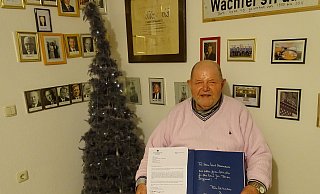 Kurt Heinemann zeigt stolz seine Post vom Bundespräsidenten Frank-Walter Steinmeier. - Privat