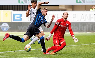 Magdeburgs Torwart Dominik Reimann (r.) rettete im Hinspiel auch gegen SCP-Stürmer Felix Platte in höchster Not. Einmal musste er allerdings hinter sich greifen. - picture alliance/dpa
