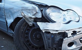 Der 80-Jährige kollidiert mit seinem Mercedes mit dem Wagen einer Frau aus Petershagen. - Pixabay/Symbolfoto