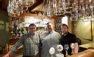 Michael Löhr (l) und Patrick Luther (r) geben das Gasthaus Ausspann an der Kasseler Straße in die Hände ihres bisherigen Kochs Alexander Varchim. - Marc Schröder