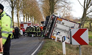 Umgekippt: Zwischen Melle und Spenge ist ein LKW-Fahrer verunglückt. - dpa