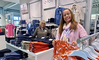 Sandra Meyer (r.) und ihre Kollegin Silke Ossiek beraten die Kundinnen im neuen Toni-Outlet im Kreis Gütersloh. - Frank Jasper