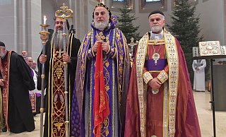 Pfarrer Isa Acar (re.) von der St. Lukas Gemeinde unterrichtet syrisch-orthodoxe Religionslehre. Hier ein Bild von seiner Dekanweihe 2024 in der katholischen Kirche St. Pankratius mit Erzbischof Philoxenus Mattias Nayis (mitte). - sport/presse/foto Dünhölter