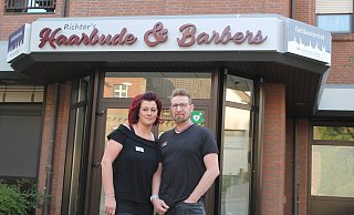 Friseur statt Bankfiliale: Nadine und Carsten Richter vor der neuen Haarbude in Dalhausen, die am 1. September mit einem Tag der offenen Tür eröffnet werden soll.  - Manuela Puls