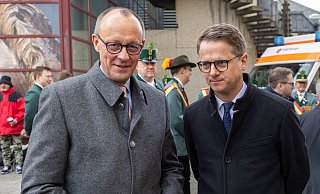 Die CDU-Politiker Friedrich Merz und Carsten Linnemann – hier im Bild vor dem Paderborner Dom bei der Amtseinführung des neuen Erzbischofs im März 2024 – ernten Kritik für ihre Migrationspolitik. - Niklas Tüns