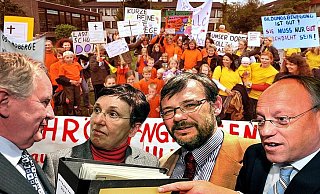 Die Ampel-Koalition – hier, v.l., Harald Buschmann (FDP), Inge Schulze (Grüne) und Georg Fortmeier (SPD) – vertagt die Grundschulentscheidung. Oberbürgermeister Pit Clausen (r.) will "innehalten und weiter aufklären". - FOTOS/FOTOMONTAGE: ANDREAS FRÜCHT