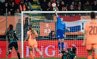 Die deutsche Torhüterin Ann-Katrin Berger wehrt einen Torschuss der Niederländerin Daniëlle van de Donk (2.v.l.) ab. - Marius Becker/dpa