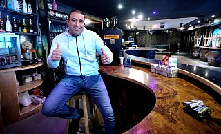 Hangover-Chef Abdul Yelman bereitet alles für die große Feier an diesem Wochenende an der Kaiserstraße vor. - Andreas Frücht