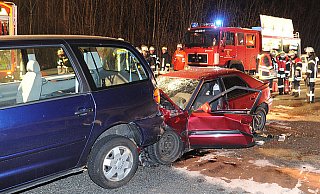 Auf den stehenden VW Sharan (l.) war der mit zwei Personen besetzte Mazda geprallt. - FOTO: MARC KÖPPELMANN