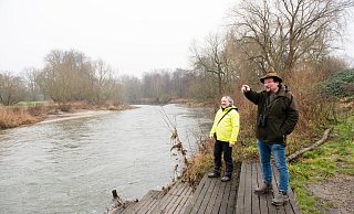 Bernd Meier-Lammering (l.) und Karsten Otte von der BUND-Kreisgruppe Herford stehen am Werreufer. Die Aulandschaft ist ein wichtiger Lebensraum mit großer Artenvielfalt und wichtig für den Hochwasserschutz. - Ralf Bittner