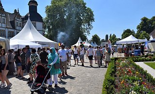 Multikulti im Schlosspark: Bei sommerlichen Temperaturen konnten verschiedene Kulturen probiert, besehen und erlebt werden. - Anja Ebner