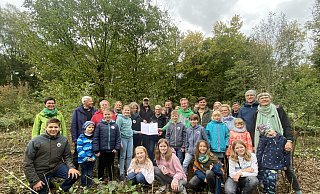 Viele kleine und große Helfer beteiligen sich an der Aufforstungsaktion der Nachbarschaft Paderborn-Ost. (Archivbild) - Julia Spiekerkötter