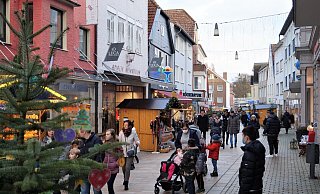 Die Lübbecker Innenstadt füllte sich am Nachmittag mit zahlreichen Kunden und Weihnachtsmarktbesuchern. Fotos: Michael Grundmeier - Michael Grundmeier