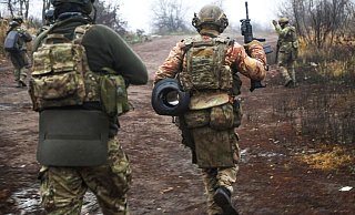 Ukrainische Soldaten ändern ihre Position an einem ungenannten Ort in der Region Donezk. - Roman Chop/AP/dpa
